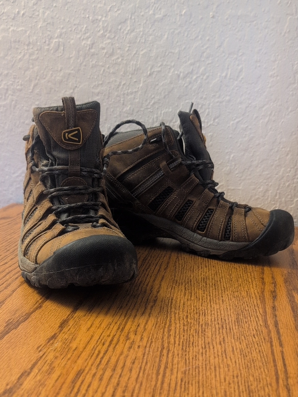KEEN Men's Voyageur Mid Leather Hiking Boots